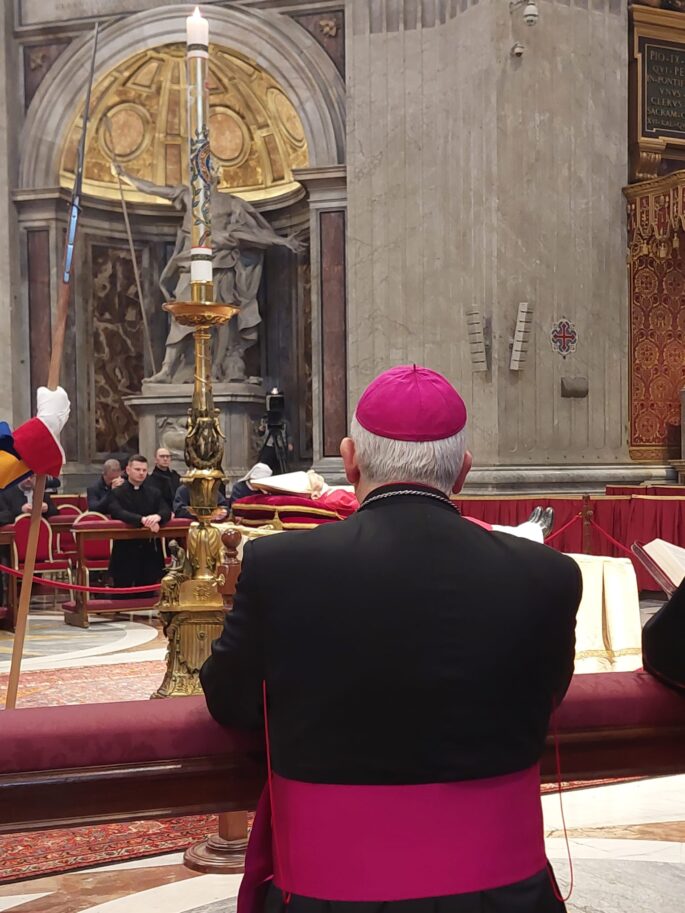 In foto, il vescovo Fabio presso la salma di papa Benedetto.